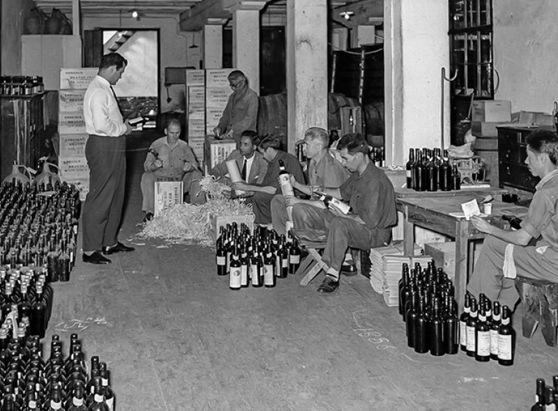 Etiquetagem de garrafas de vinho na Blandys